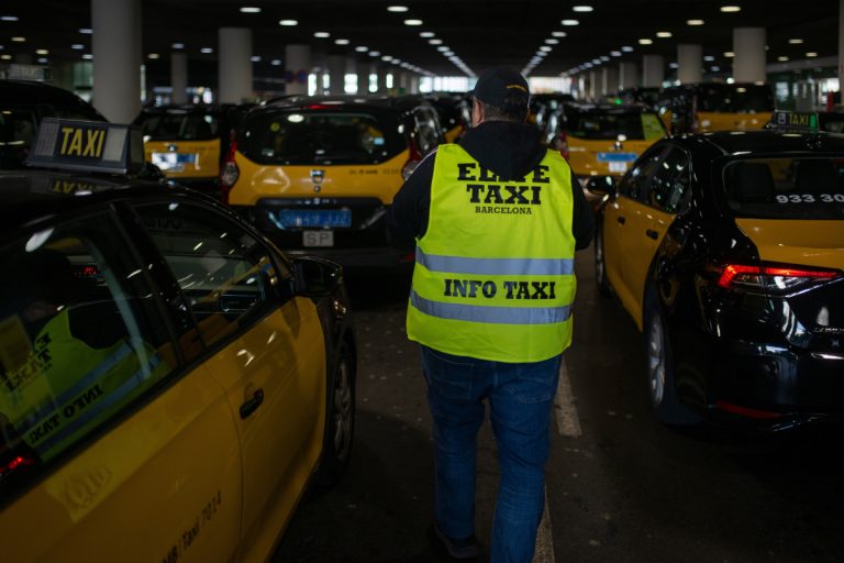 El taxi amenaza con el colapso del #MWC24 tras el «engaño» con las VTCs de Cabify