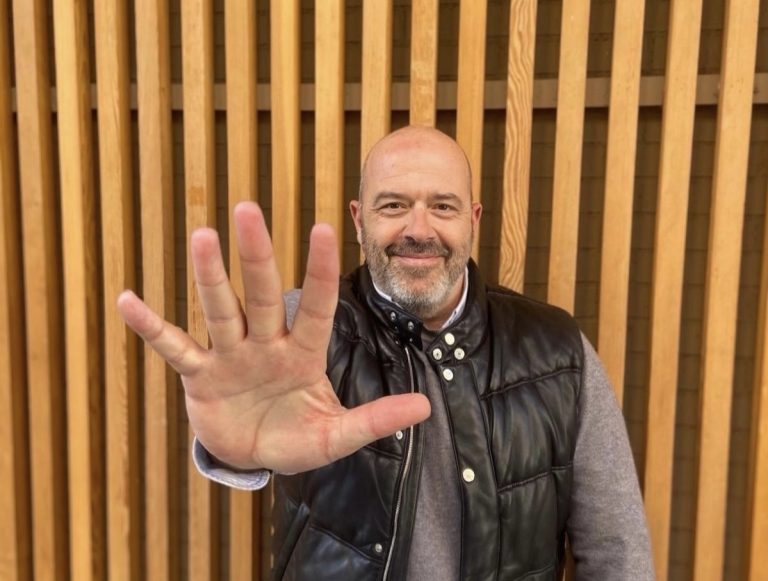 Juan Loste: «Siempre he sentido la necesidad de escribir, pues me ayuda a ordenar los pensamientos»