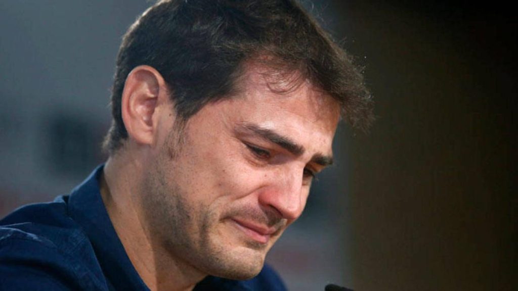 Iker Casillas: De parar goles a parar el corazón, ¡descubre su giro de vida post Real Madrid! 2 Iker Casillas llorando.