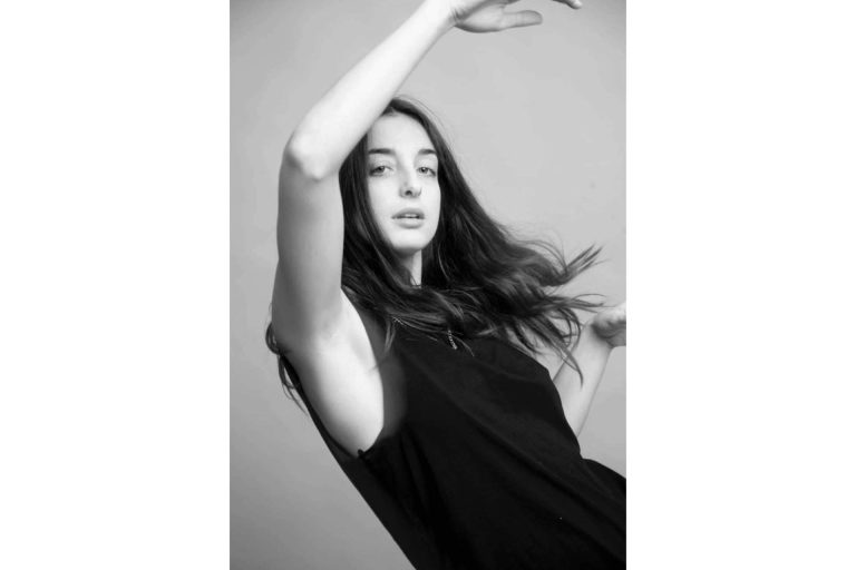 ALEXXANDRA, el techno cura