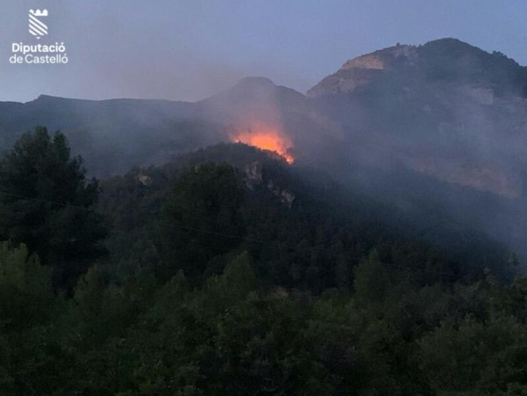 Dos medios aéreos más se unen a combatir el incendio en Toga (Castellón)