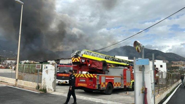 Un incendio afecta a una nave en Mijas (Málaga)