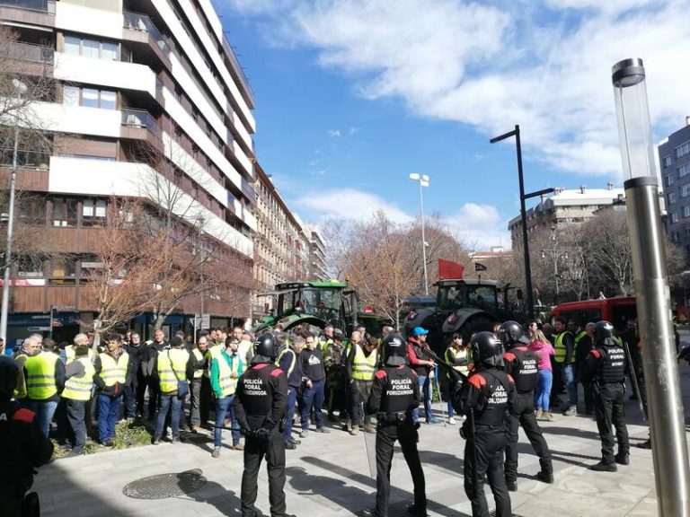 Cargas policiales contra agricultores que increpaban a Chivite y otros políticos