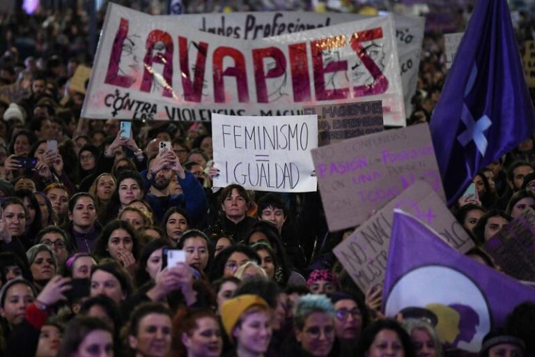 Casi 40 marchas saldrán hoy en toda España por el 8M, con el feminismo dividido en varias ciudades