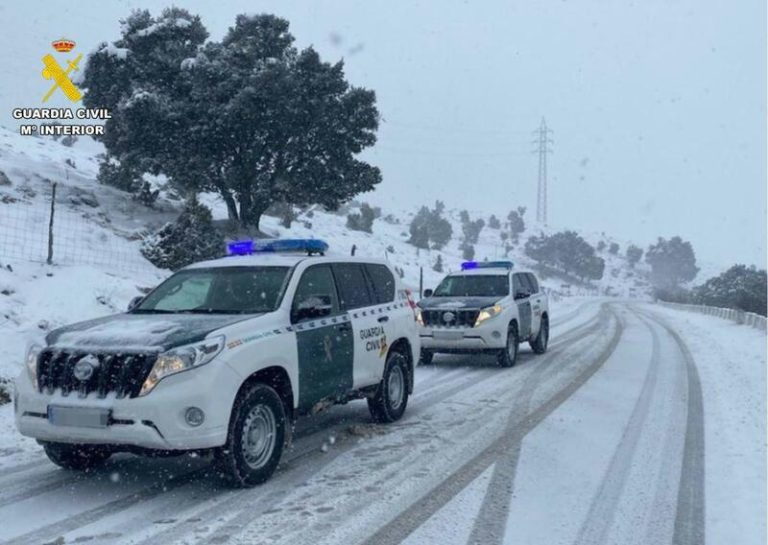 La Guardia Civil auxilia a seis personas atrapadas por la nieve en la carretera AV-P-415 en Navalacruz (Ávila)