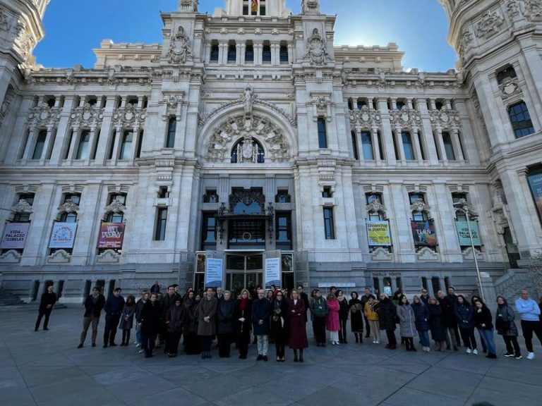 Minuto de silencio en Cibeles en memoria de las víctimas al cumplirse 20 años de los atentados del 11M