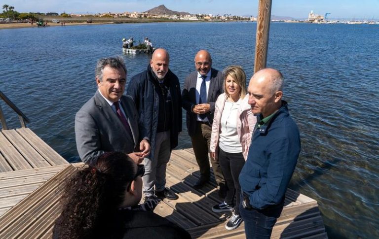 La Comunidad de Murcia invierte 8 millones de euros en la retirada de biomasa del Mar Menor