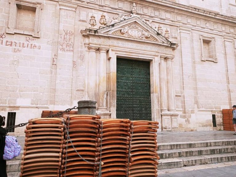 Facua pide al Ayuntamiento de Sevilla que investigue una decena de anuncios de reventa de sillas de Semana Santa