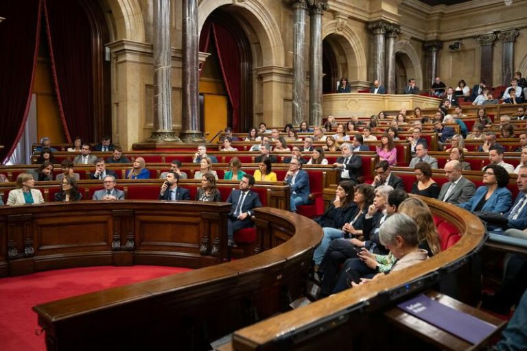 El PSC ganaría las elecciones al Parlament con 35-42 escaños y ERC sería segunda con 26-32, según el CEO