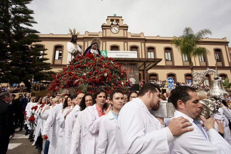 Miles de malagueños muestran su devoción al Cautivo y la virgen de la Trinidad en su traslado