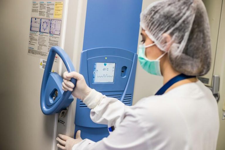 La vacuna española para la tuberculosis inicia estudios clínicos en adultos en India, con tutela de la gallega Biofabri