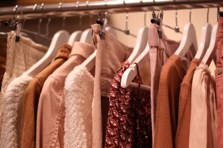 5 camisas baratas de Lefties que puedes combinar con cualquier look
