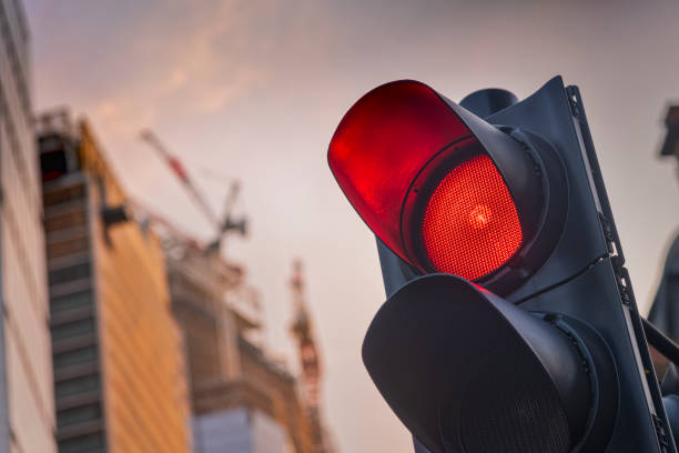 ¿Puede multarme la DGT si uso el móvil en un semáforo en rojo o un atasco?