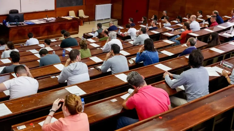 Convocatorias del BOE en agosto: plazas de funcionario y laboral en ayuntamientos de toda España
