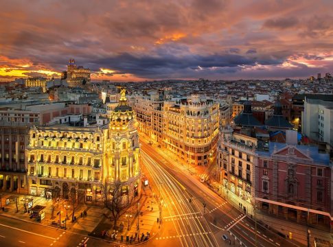 La Gran Vía de Madrid celebra sus 104 años persiguiendo la sombra de Broadway