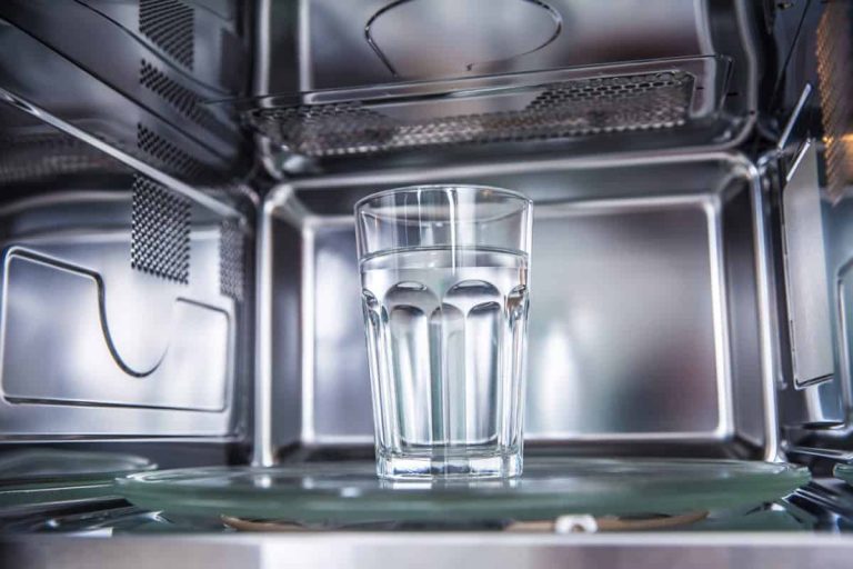 Nunca calientes en el microondas estos 4 alimentos