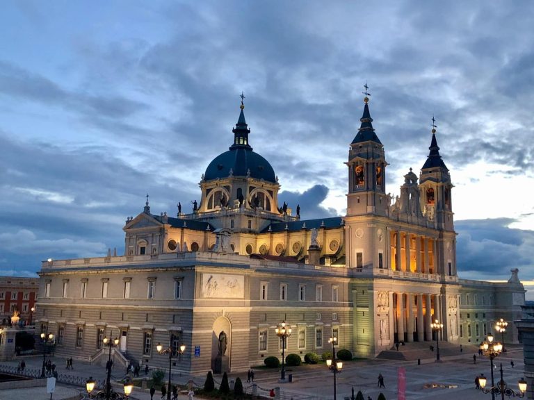 La majestuosidad de la Almudena: Un paseo histórico por el corazón de Madrid