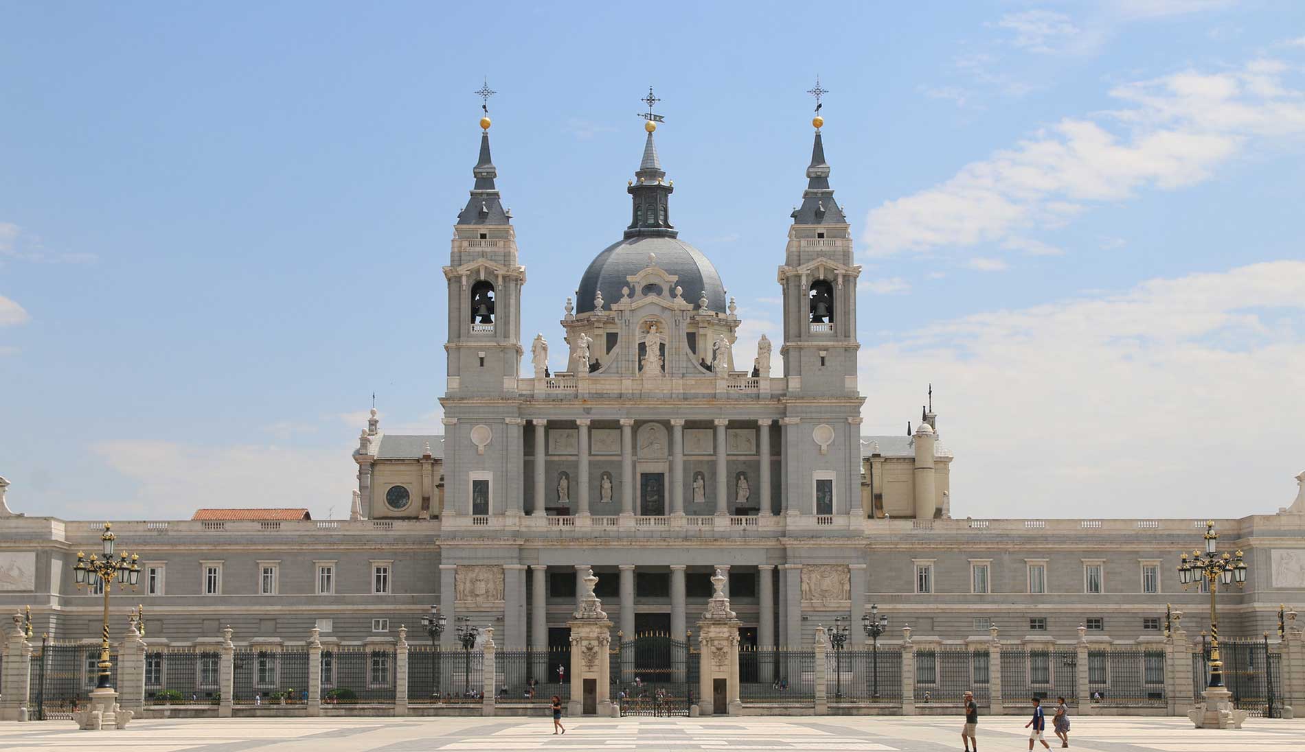 La majestuosidad de la Almudena: Un paseo histórico por el corazón de Madrid 2 LA ALMUDENA, CENTRO DE CELEBRACIONES Y CULTURA