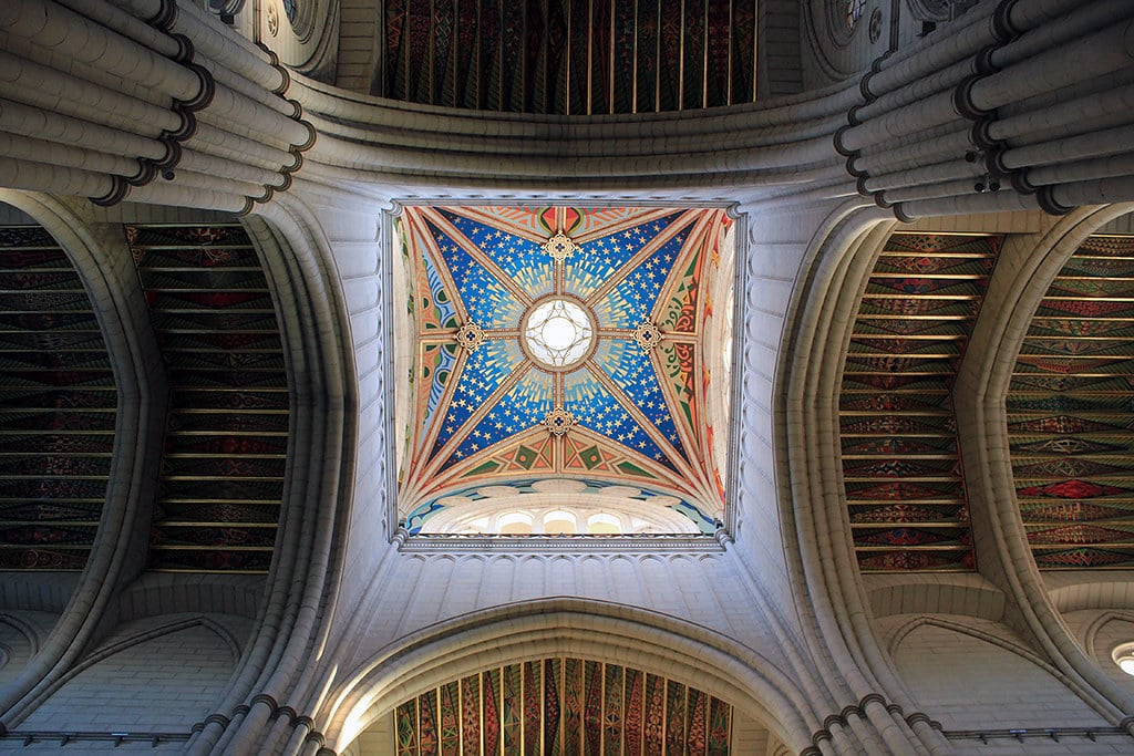 La majestuosidad de la Almudena: Un paseo histórico por el corazón de Madrid 1 UN SANTUARIO EN EL CORAZÓN DE LA CAPITAL
