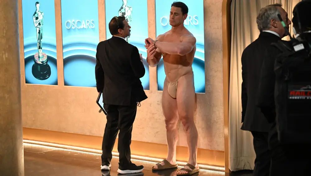 Cena desnudo: ¿Broma o mensaje?