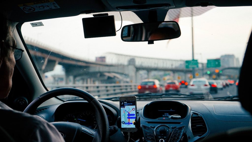 ¿Puede multarme la DGT si uso el móvil en un semáforo en rojo o un atasco? 81 El futuro de la conducción: hacia una movilidad inteligente