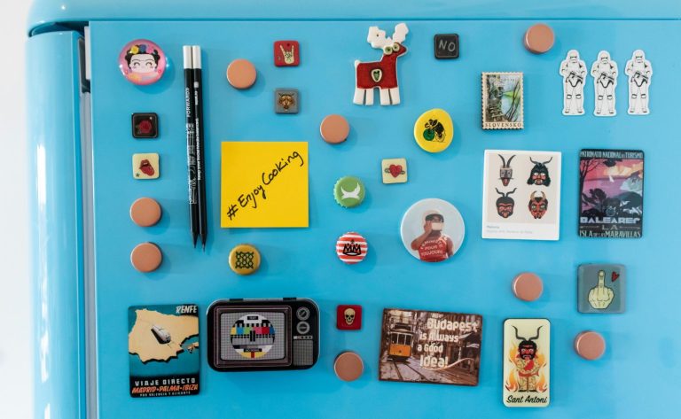 ¿Cómo afectan a tu frigorífico los imanes que pegas en la nevera?