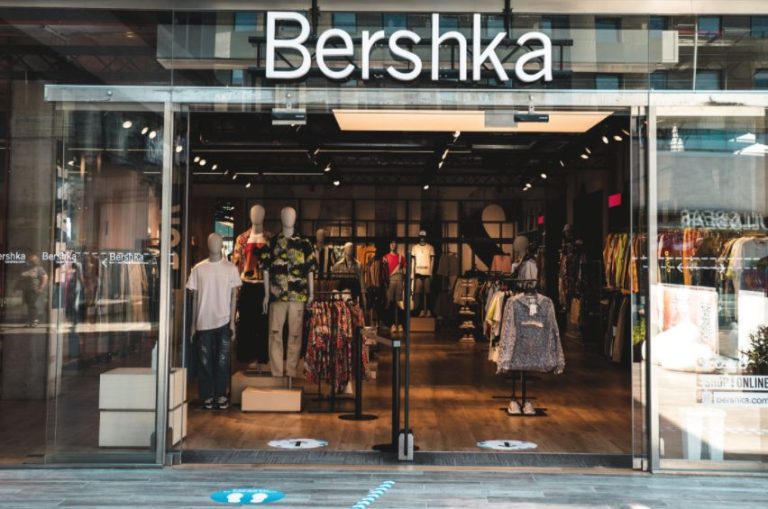 Con vestido o con pantalones vaqueros Bershka tiene las 10 sandalias que combinan con todo