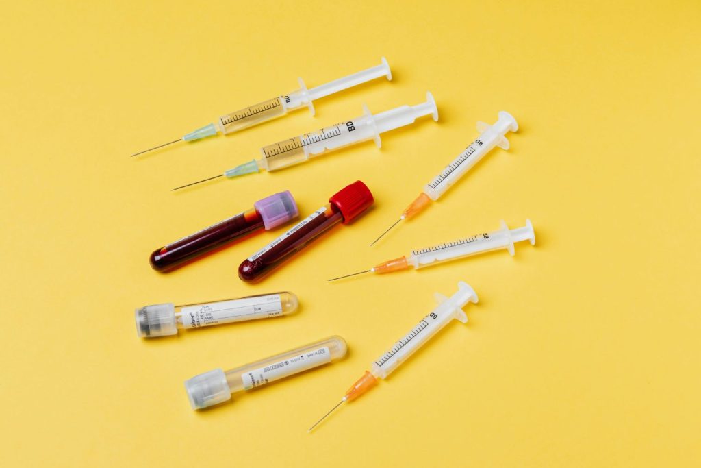 Los efectos de las 200 vacunas contra el COVID-19 que se ha puesto un hombre