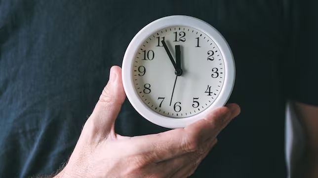 Cuándo se cambia la hora al horario de verano y si tenemos que adelantar o atrasar el reloj