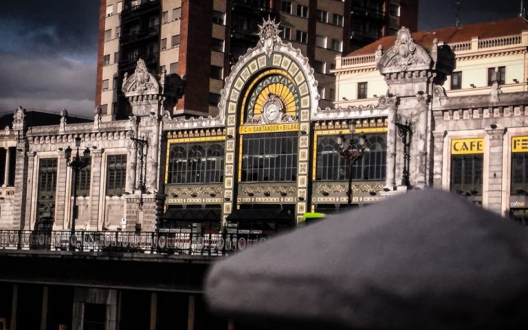 El barrio Abando: un paseo por la historia y cultura de Bilbao