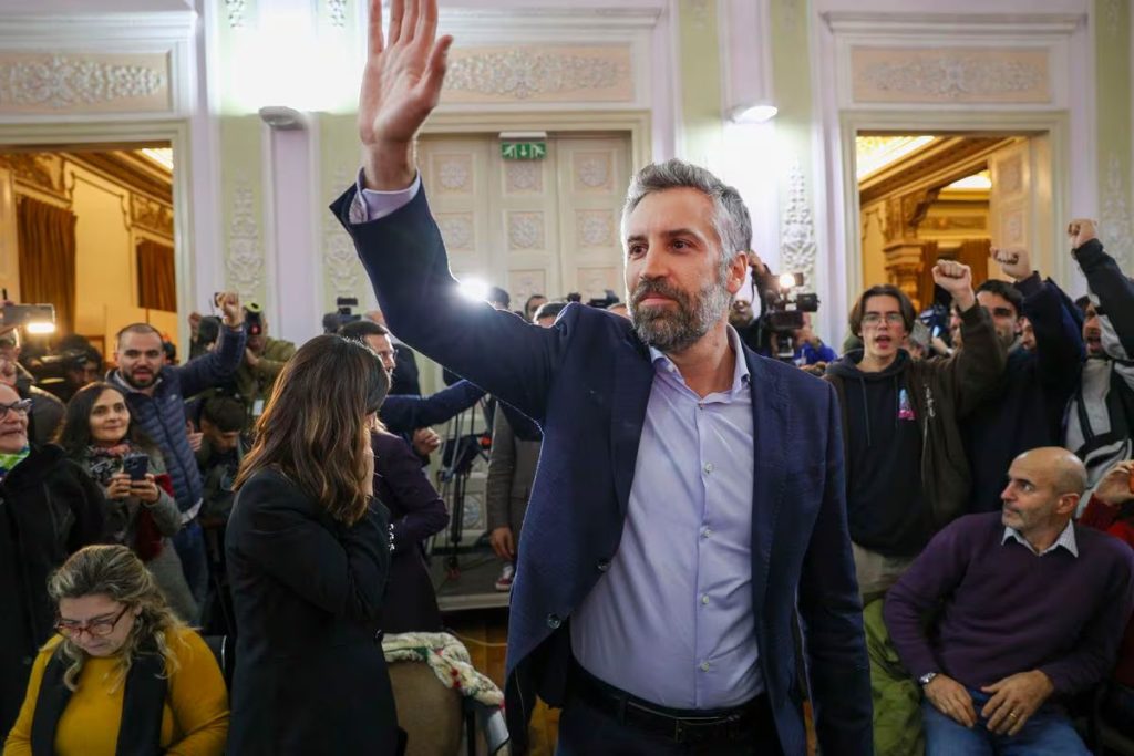 El declive del PS y el triunfo de AD: paralelos y contrastes con la política española