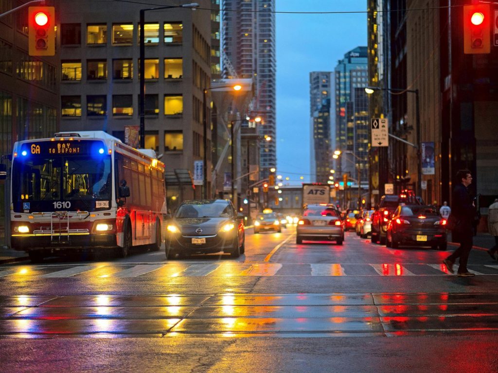 Los semáforos tendrán una cuarta luz en los próximos años: te contamos para qué serviría si se acaba dando luz verde a la idea 24 Los semáforos tendrán una cuarta luz en los próximos años si se siguen las recomendaciones de expertos