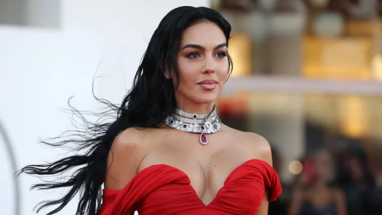 Georgina Rodríguez se pasa el juego con un espectacular vestido blanco: Cristiano KO