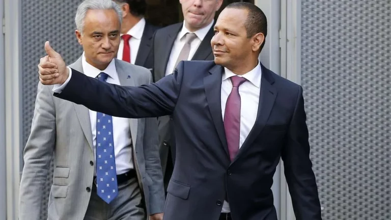 El padre de Neymar deja tirado a Dani Alves