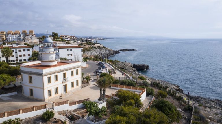 El pueblo de Castellón premiado por su faro y su precioso sendero al lado del mar