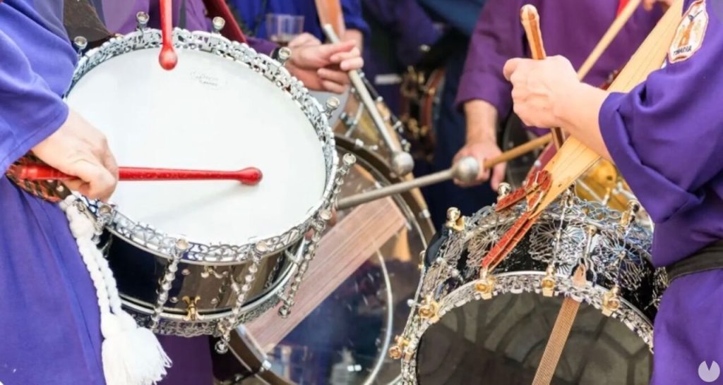 El único pueblo español que no cambia de hora esta Semana Santa 51 El significado de la Tamborada