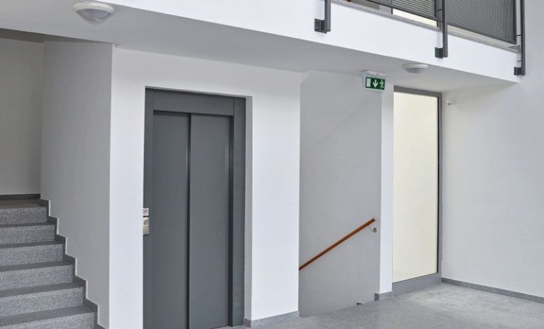 ¿Están obligados los vecinos de un bajo a pagar el ascensor de un edificio?