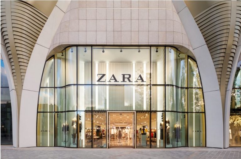 Este bolso convertible de Zara por 18 euros genera colas en las tiendas