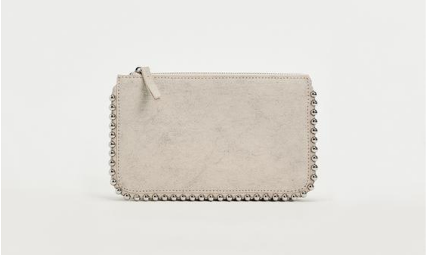 Este bolso convertible de Zara por 18 euros genera colas en las tiendas