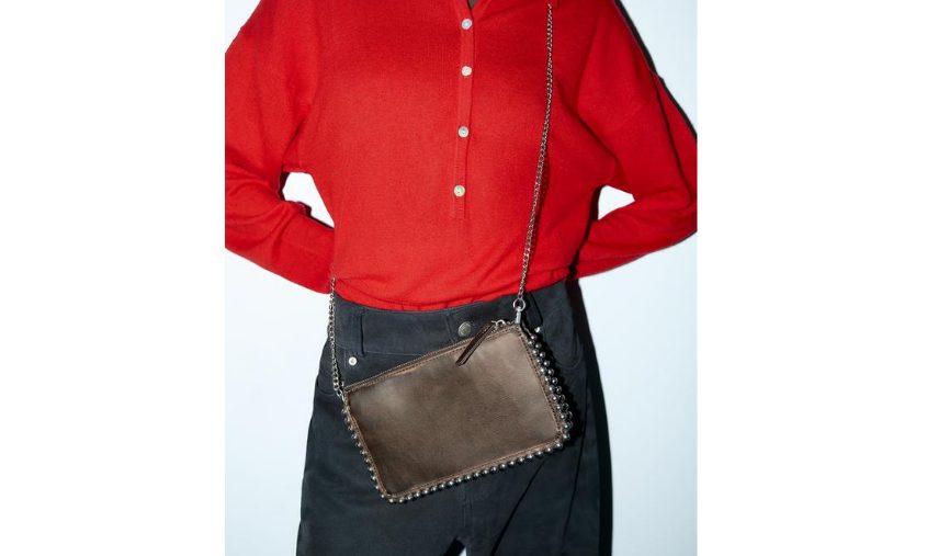 Este bolso convertible de Zara por 18 euros genera colas en las tiendas