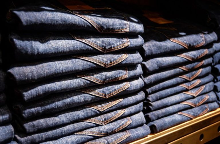 Estiliza tu figura sin importar tu talla con estos 3 vaqueros de Mango outlet por menos de 16 euros