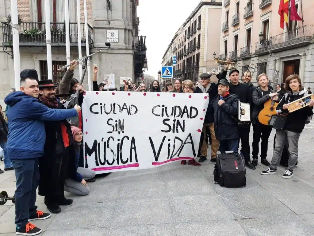 EuropaPress 2621061 musicos callejeros realizan concentracion reclamar ayuntamiento les conceda