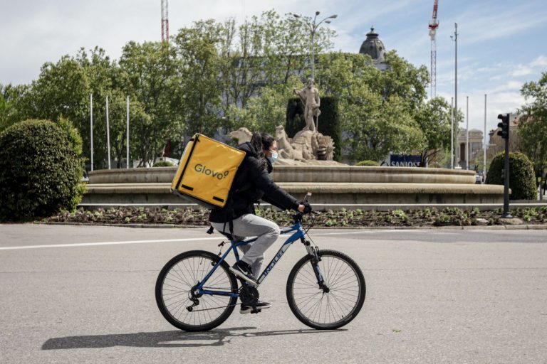 Los riders de Glovo denuncian hasta 5 horas de espera entre pedidos