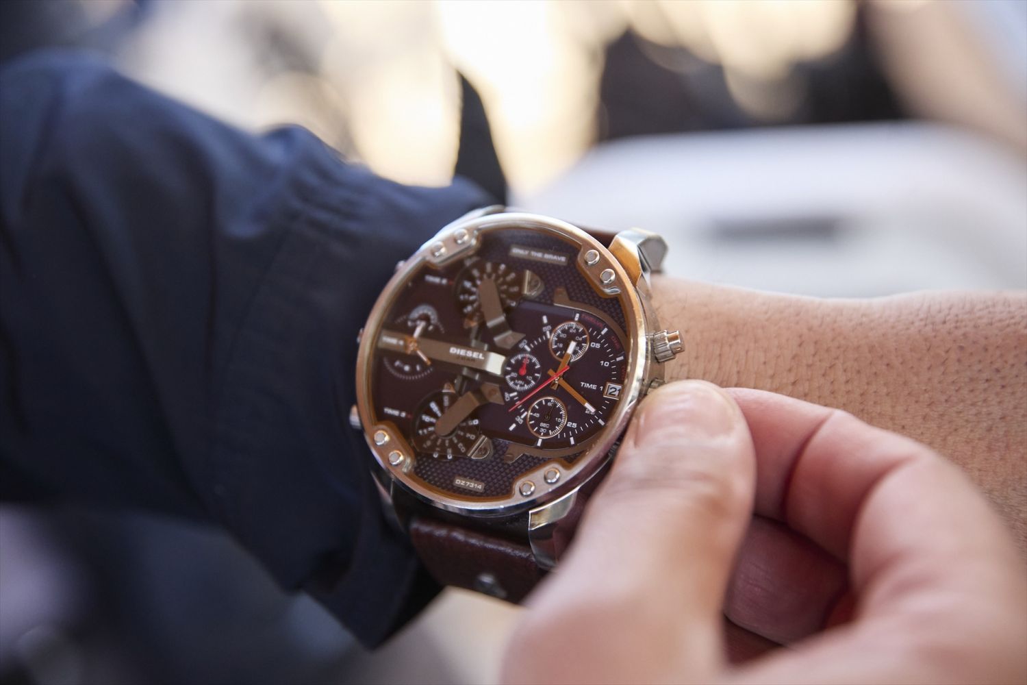 Un hombre adelanta el reloj, a 25 de marzo de 2023, en Madrid (España). - Jesús Hellín - Europa Press - Archivo