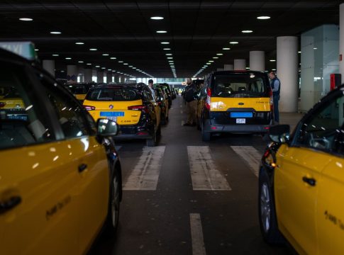 El reciente informe de Élite Taxi abre la puerta a una subida en el precio del taxi por las comisiones de las plataformas de reserva