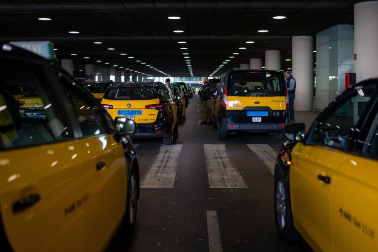 El taxi exige al AMB de Barcelona subidas de precios por las comisiones de Free Now