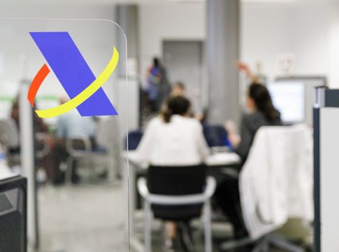 Varias personas son atendidas en la Agencia Tributaria para presentar la declaración de la renta correspondiente al ejercicio de 2022, en la Administración de Hacienda de Montalbán, a 1 de junio de 2023, en Madrid (España)