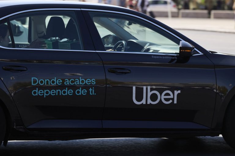 Los taxistas de España pasan a Uber y Cabify una factura de 40 M€ por competencia desleal