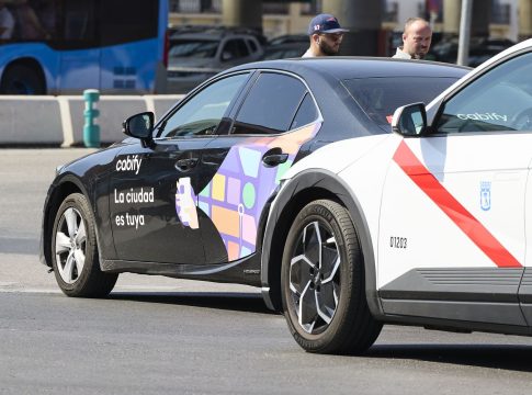 La tensión entre los sindicatos de Uber, Cabify y Bolt y las patronales se mantiene, aunque hay optimismo de cara a la reunión del 10 de abril