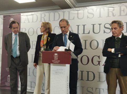 Rueda posterior a la Junta de Gobierno, el decano de los abogados madrileños, Eugenio Ribón